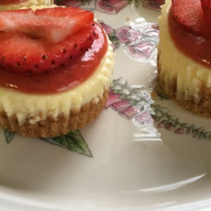 MINI STRAWBERRY CHEESECAKE BITES