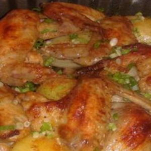 Crispy wings baked with potatoes – an irresistible treat!