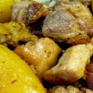 Stewed meat with potatoes on a bed of onions – an easy recipe with simple ingredients. It’s worth being prepared!