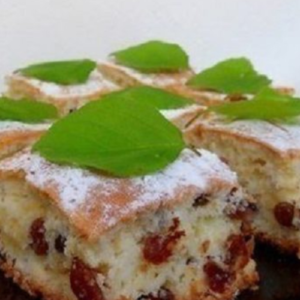 Fluffy, sweet and sour cake with raisins – perfect for tea!