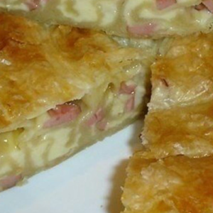 Put the ingredients on the puff pastry, roll it up and put it in the oven! The perfect recipe when you have spontaneous guests!