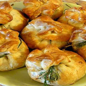 Appetizer bags made of puff pastry and chicken breast – ideal for festive meals