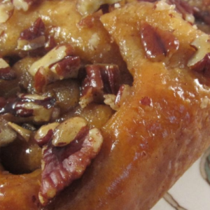 CARAMEL-PECAN CINNAMON ROLLS
