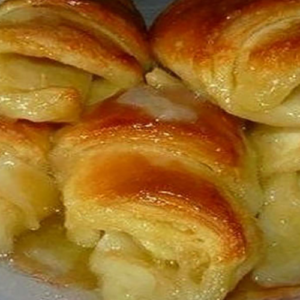 These syrupy, apple-filled croissants are ready in record time!