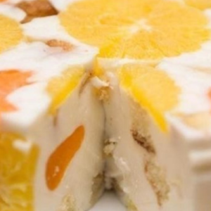 Jelly cake with fruit and sponge cake – a particularly delicious dessert!