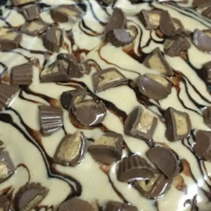 CROCKPOT REESE’S PEANUT BUTTER CUP CHOCOLATE CAKE