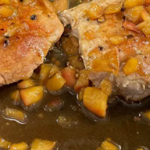 THE PERFECT COMBINATION: EASY AND DELICIOUS PORK CHOPS & APPLES