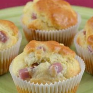 Try these delicious and light savory muffins with ham and Kiri cheese cubes – perfect as an appetizer or served with a salad as a starter.