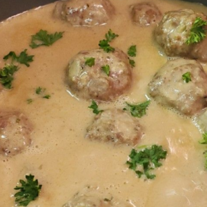 SLOW COOKER SWEDISH MEATBALLS: AN EASY AND DELICIOUS WEEKNIGHT OR HOLIDAY DINNER