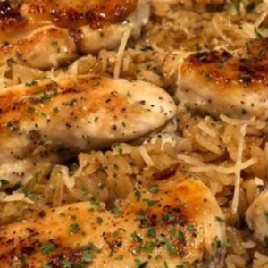 GARLIC PARMESAN RICE WITH JUICY CHICKEN TENDERS – A FLAVORFUL DELIGHT!
