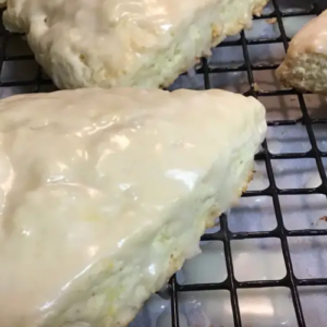 THE PERFECT LEMON CREAM SCONES TO BRIGHTEN UP YOUR MORNING