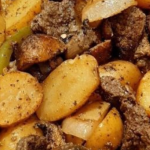 GARLIC BUTTER STEAK AND POTATOES SKILLET: A MOUTHWATERING ONE-PAN WONDER!
