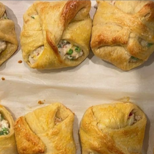 CREAM CHEESE CHICKEN CROISSANTS – A FLAVORFUL DELIGHT!