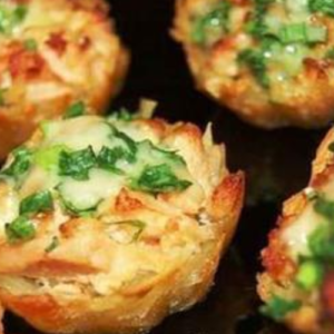 Potato tartlets with chicken fillets in garlic and cheese sauce. The appetizer that will surprise anyone!