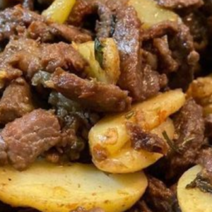 GARLIC BUTTER STEAK AND POTATOES SKILLET: A MOUTHWATERING ONE-PAN WONDER!