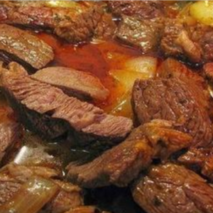 Delicious goulash with meat – the favorite dish of the whole family!