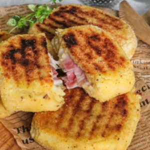 Potato toast in a pan: the quick and easy recipe with ham and cheese
