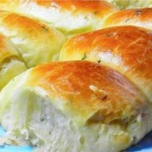 Fluffy and delicious: how to make garlic bread rolls