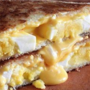 Grilled cheese sandwich with eggs: the recipe for a quick and savory snack