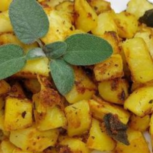 Potatoes in a pan: the ovenless recipe to make them crispy and savory