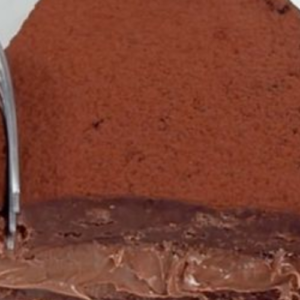 No-bake chocolate cake with yogurt and hazelnut cream: delicious and creamy!