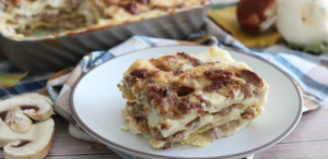 White lasagne with sausage and mushrooms: the recipe for a rich and tasty first course