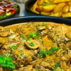 JUICY STEAKS IN MUSHROOM SAUCE WITH STICKY POTATOES