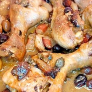 Chicken thighs with olives and capers: the succulent second course to try