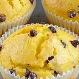 Orange and chocolate chip muffins: the simple and fragrant recipe