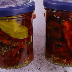 Sun-dried tomatoes in olive oil: how to make a summer classic at home
