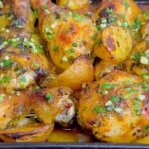 Baked chicken with potatoes: the tasty second course all in the pan