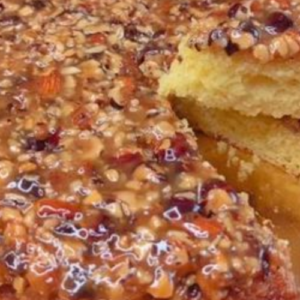Crispy upside-down cake: the delicious recipe with dried fruit
