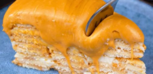 Layered caramel cake: the delicious recipe with no baking needed