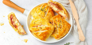 Tomino in a puff pastry crust: the recipe for a simple and stringy second course