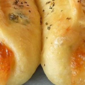 Garlic cheese bread: a tasty and fragrant recipe to try
