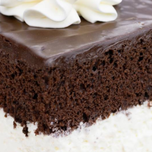 Cocoa cake with cream