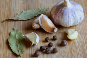 Garlic Vinegar with Bay Leaves and Pepper a Natural Recipe for Blood Circulation and Immunity