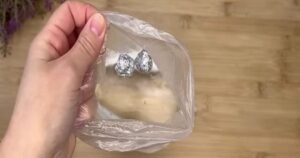 Adding a Sheet of Aluminum Foil in a Bag Filled with Water: What Happens?